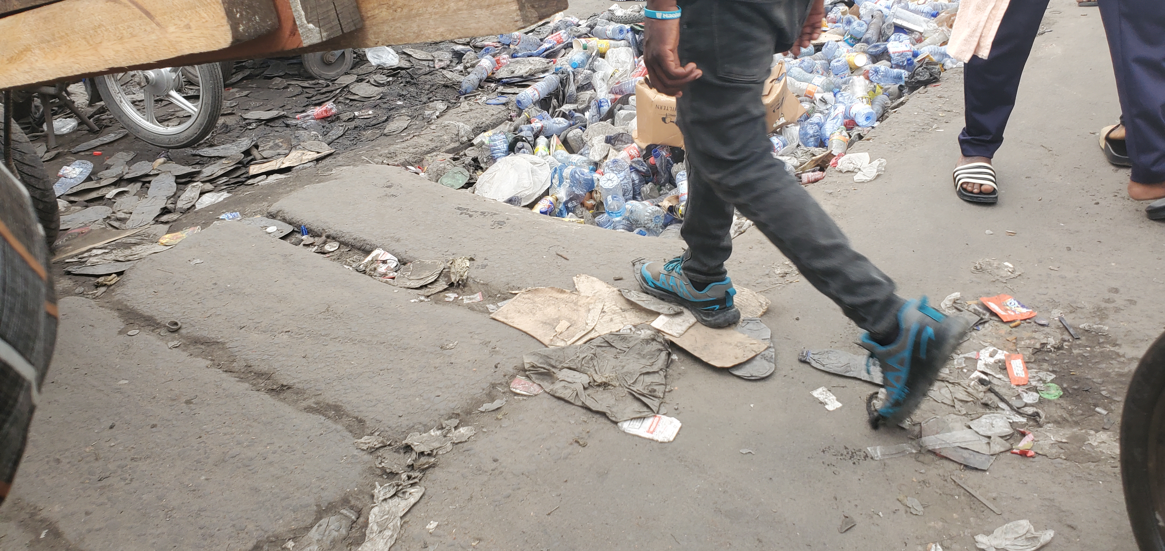 Insalubrité à Kinshasa : les caniveaux transformés en dépotoirs