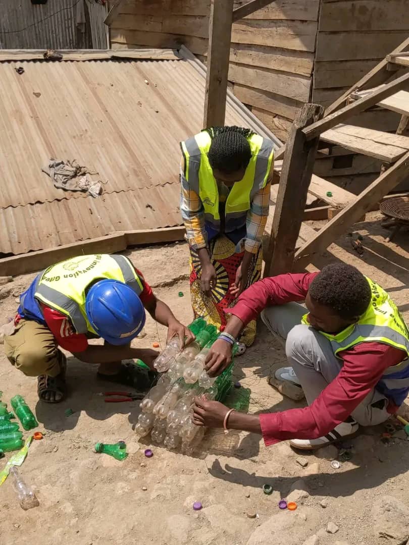 Du plastique aux pavés : les initiatives des jeunes qui changent Bukavu