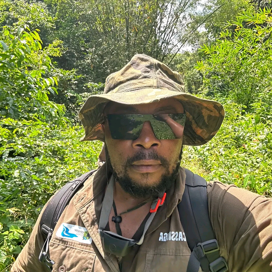 CONGO, « L’ÉTAT-ONG » : ADAMS CASSINGA INTERROGE LES LIMITES D’UN ÉTAT QUI VEUT TOUT CONTRÔLER